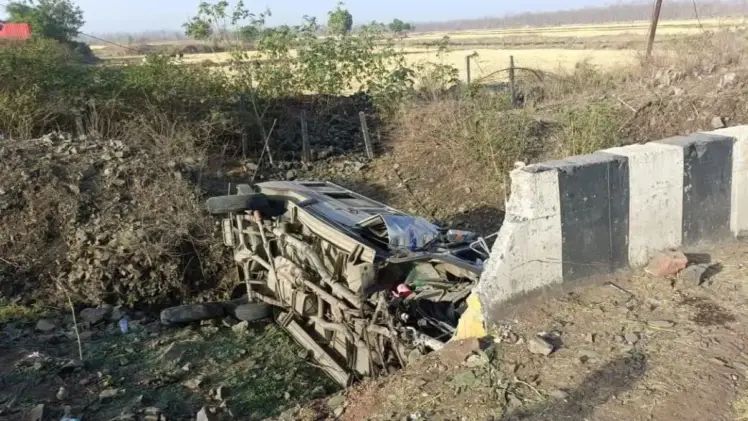ଖାଇକୁ ଖସିଲା କାର: ୬ ଜୀବନ ଗଲା