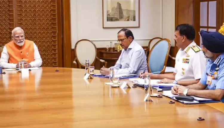 ମୋଦିଙ୍କୁ ଭେଟିଲେ ନୌସେନା ମୁଖ୍ୟ, କିଛି ବଡ଼ ଯୋଜନା କରୁଛି କି ଭାରତ?