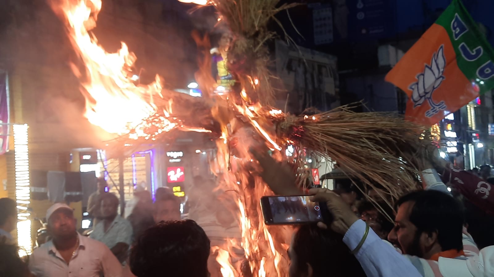 ଭାରତୀୟ ଜନତା ପାର୍ଟି  କଟକ ଜିଲ୍ଲା ପକ୍ଷରୁ କଂଗ୍ରେସ ର ଦୋମୁହାଁ ନୀତି ର ମୁଖା ଖୋଲିବା ପାଇଁ ଏକ ପଥପ୍ରାନ୍ତ ସଭା ଏବଂ ବାରବାଟି କଟକ ର ବିଧାୟିକାଙ୍କ କୁଶ ପୁତ୍ତଳିକା ଦାହ କାର୍ଯକ୍ରମ