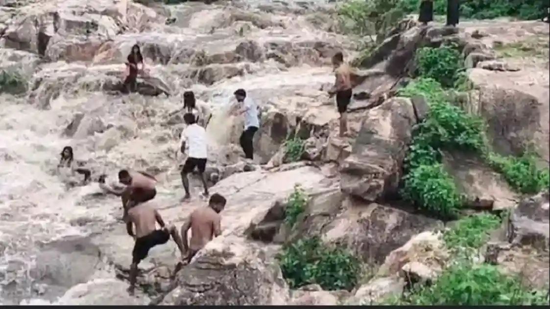 ଭୟାବହ ଦୁର୍ଘଟଣା,ଜଳପ୍ରପାତରେ ପଡ଼ିଗଲେ ୬ ମହିଳା