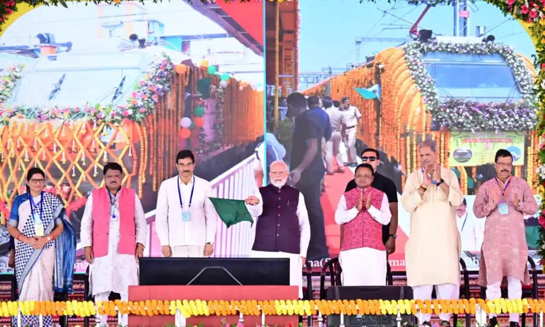 ବ୍ରହ୍ମପୁର-ସୁରଟ ଅମୃତ ଭାରତ ଏକ୍ସପ୍ରେସ ଟ୍ରେନ୍ ସେବାର ଶୁଭାରମ୍ଭ କରିଛନ୍ତି ପ୍ରଧାନମନ୍ତ୍ରୀ ମୋଦି