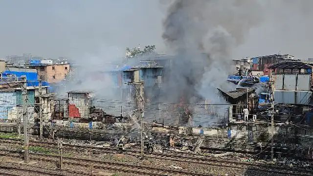ମୁମ୍ବାଇ ଧାରାଭିରେ ଭୟଙ୍କର ଅଗ୍ନିକାଣ୍ଡ, ହାର୍ବର ଲାଇନ ଲୋକାଲ ଟ୍ରେନ୍ ସେବା ପ୍ରଭାବିତ