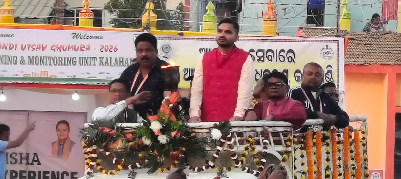ଜିଲ୍ଲାର ବିଭିନ୍ନ ପୀଠମାନଙ୍କଠାରୁ ପହଞ୍ଚିଲା ପବିତ୍ର ମଶାଲ ମୁଖ୍ୟ ମଞ୍ଚରେ ସ୍ଥାପନ ପାଇଁ ବିଶାଳ ଶୋଭାଯାତ୍ରା ଆରମ୍ଭ ହେଲା ୨୮ତମ କଳାହାଣ୍ଡି ଉତ୍ସବ ଘୁମରା