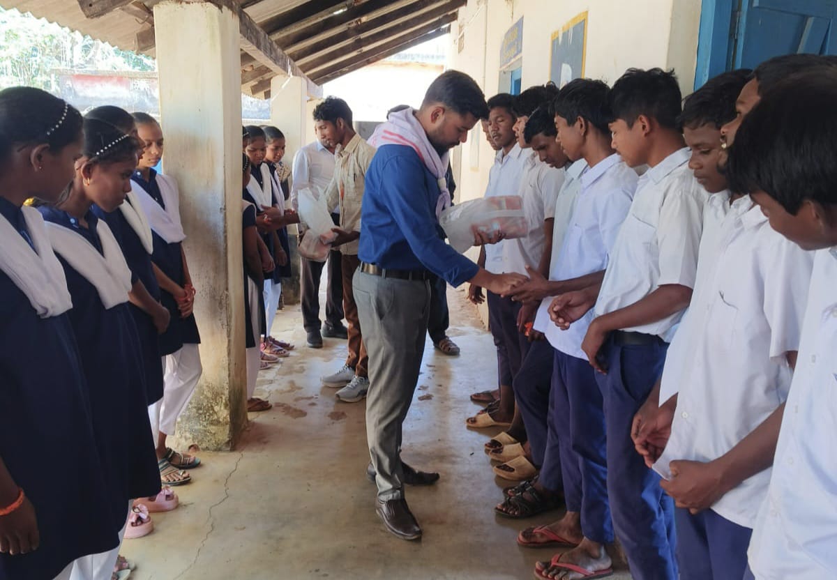 ଯୁବ ରେଡକ୍ରସ୍ ପକ୍ଷରୁ ଦିବ୍ୟାଙ୍ଗ ଛାତ୍ର ଛାତ୍ରୀ ଙ୍କୁ ବିସ୍କୁଟ ବଣ୍ଟନ