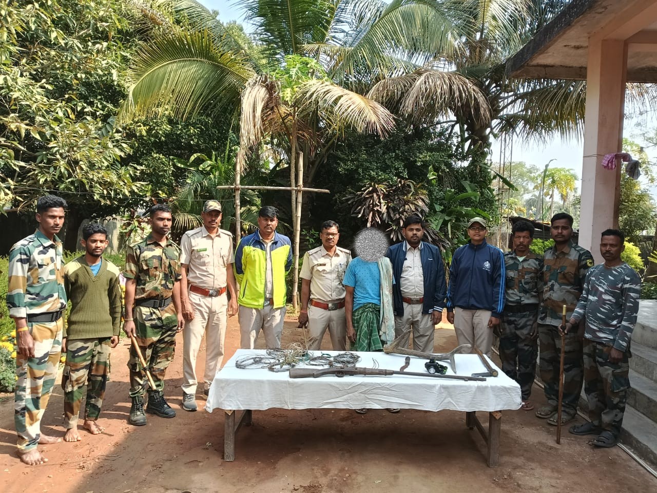 ଚଢ଼ାଉ ବେଳେ ଅଭିଯୁକ୍ତଙ୍କ ସହ ୧ ଦେଶୀ ବନ୍ଧୁକ, ୧ ହରିଣ ଶିଙ୍ଗ, ୮ ବଣ୍ଡଲ ଜିଆଇ ତାର ଫାଶ, ୩ ପୋର୍କୁପାଇନ୍ କ୍ୱିଲ୍ସ, ୧ ହେଡ୍ ଟର୍ଚ୍ଚ ଲାଇଟ୍, ୧ ଛୁରୀ, ୧ କୁରାଢ଼ି ଜବତ
