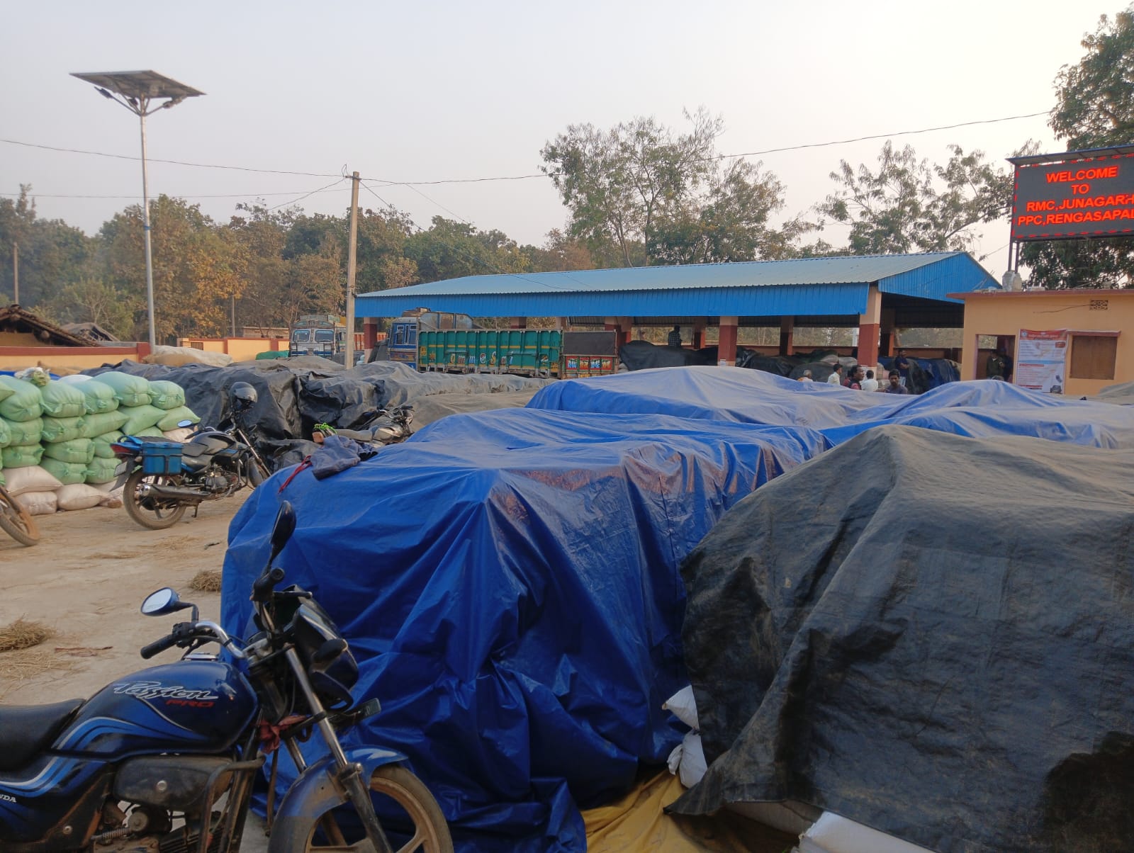 ଧାନ ମଣ୍ଡିରେ କଟନୀ ଛଟନୀକୁ ନେଇ ଚାଷୀ ମିଲର୍ସ ଏଜେଣ୍ଟଙ୍କ ମୁଁହା ମୁହଁ, କଳାହାଣ୍ଡି