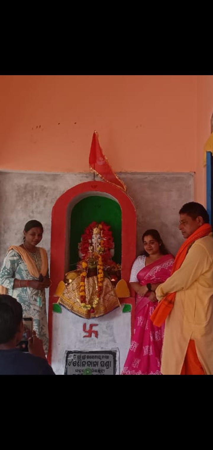 ମାଆଙ୍କ ସ୍ମୃତି ପାଇଁ ହାଇସ୍କୁଲକୁ ବିନାୟକ ମାର୍ବଲ ମୂର୍ତ୍ତି ଅର୍ପଣ