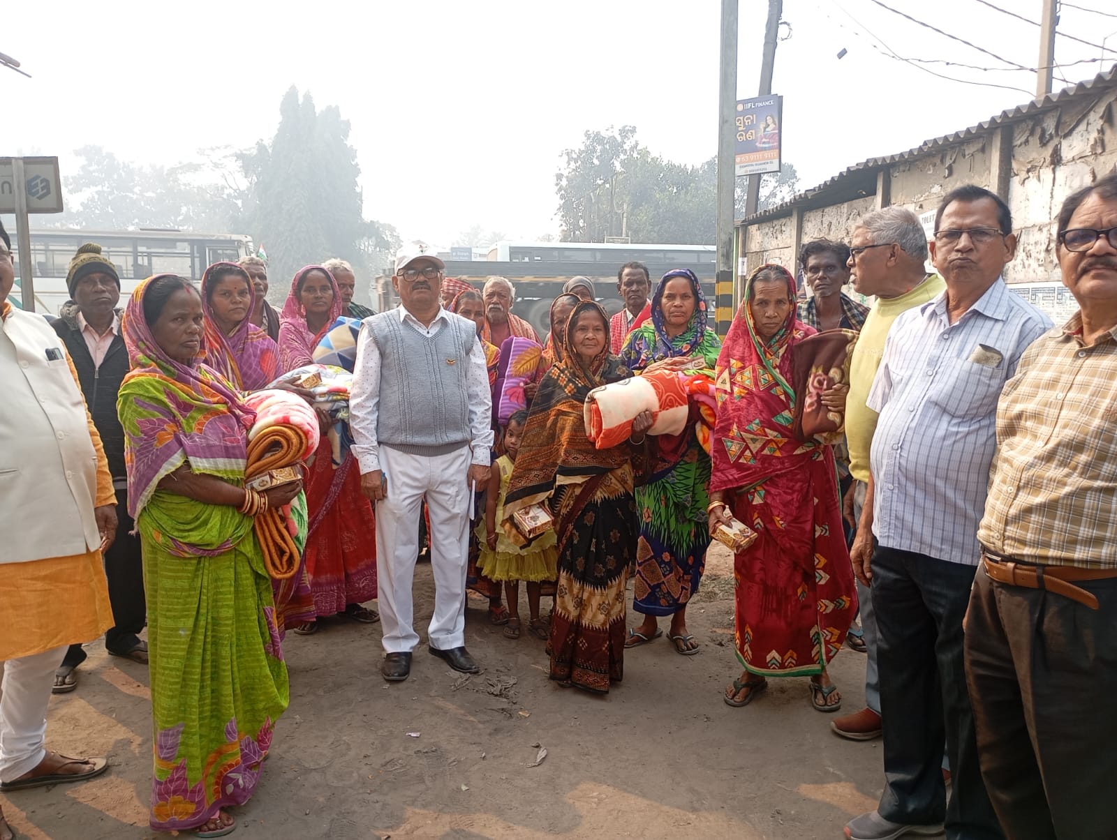 ବଅଁରପାଳରେ ଗଣତନ୍ତ୍ର ଓ ସାଧାରଣତନ୍ତ୍ର ଦିବସ ଅବସରରେ ବରିଷ୍ଠ ନାଗରିକ କଲ୍ୟାଣ ସଙ୍ଘ ପକ୍ଷରୁ ମାଗଣା କମ୍ବଳ ବଣ୍ଟନ