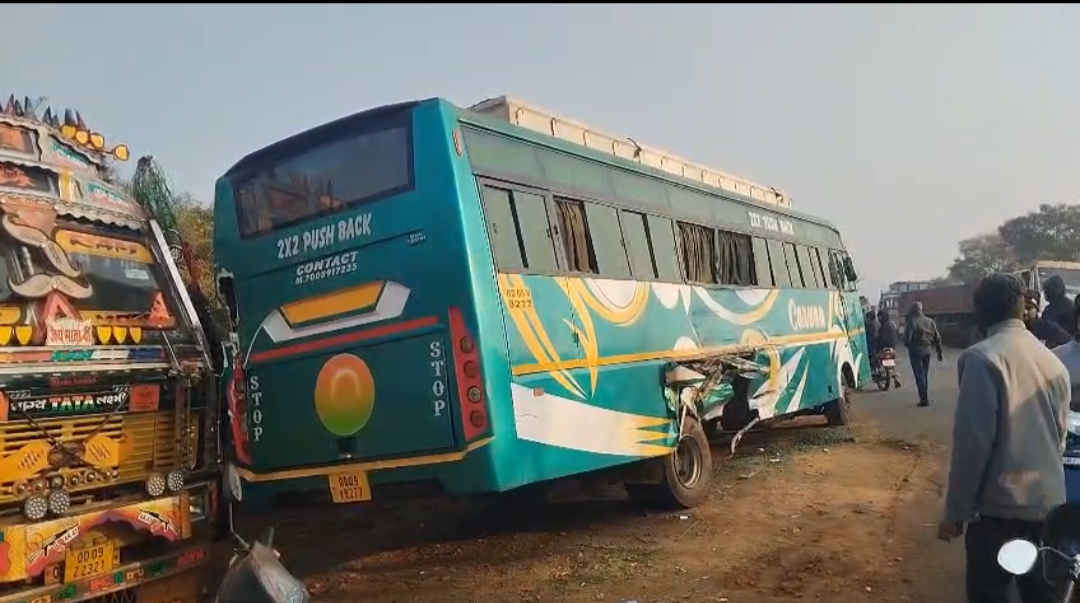ଯାତ୍ରୀବାହି ବସ୍ କୁ ଧକ୍କା ଦେଲା ଟ୍ରଲର, ଦୁଇଜଣ ଆହତ