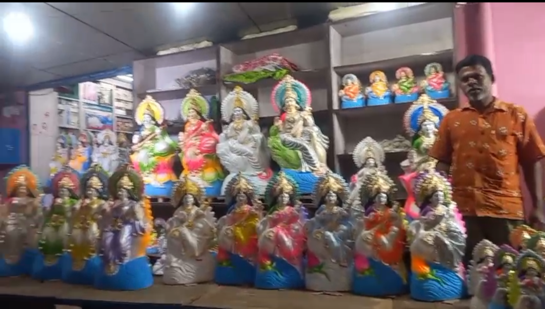 ସରସ୍ୱତୀ ପୂଜା ପାଇଁ ମା ସରସ୍ୱତୀ ଙ୍କ ମୂର୍ତ୍ତି ର ପସରା
