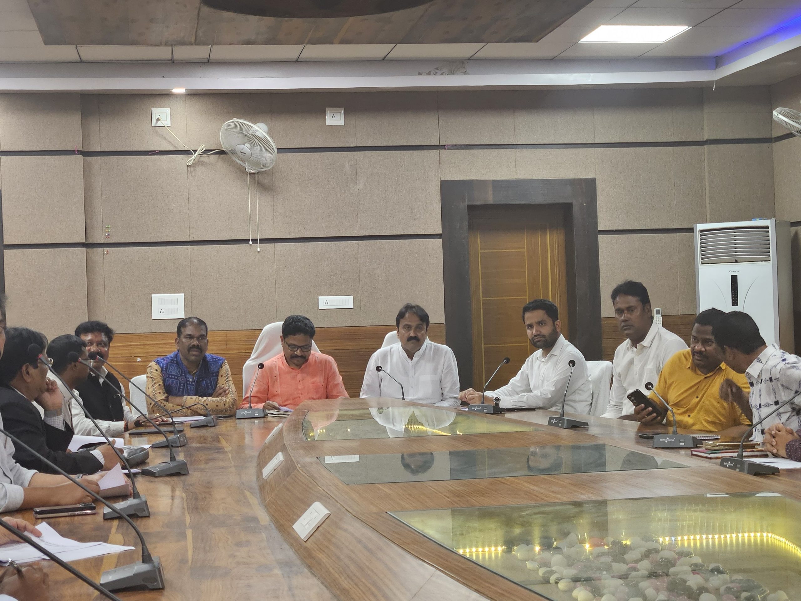 ମାନ୍ୟବର ସ୍ବାସ୍ଥ୍ୟ ଓ ପରିବାର କଲ୍ୟାଣ ମନ୍ତ୍ରୀଙ୍କ ପବିତ୍ର ମୋହନ ପ୍ରଧାନ ମେଡିକାଲ କଲେଜ ଏବଂ ହସପିଟାଲ ସମ୍ପର୍କିତ ସମୀକ୍ଷା ବୈଠକ