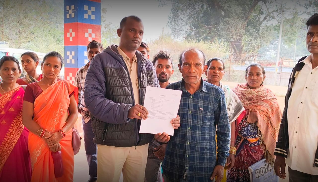 ମାରଣାସ୍ତ୍ର ଦେଖାଇ ଭୟଭୀତ କରି ଘର ଭାଙ୍ଗିଲେ : ପରିବାରକୁ ଗାଁ ରୁ ବାଛନ୍ଦ ସହ ମାରିବାକୁ ଧମକ