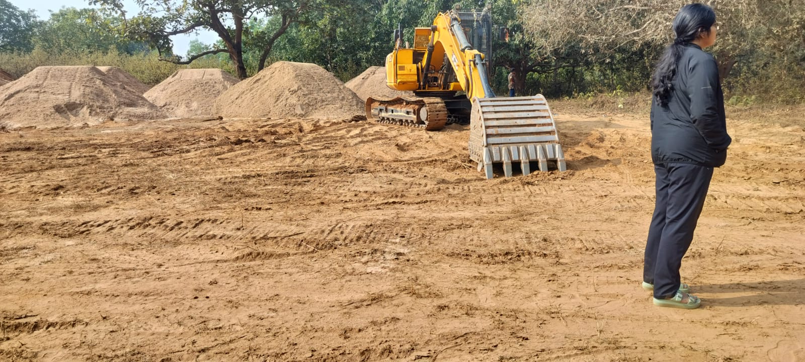ବେଆଇନ୍ ବାଲି ଘାଟ ଉପରେ ପ୍ରଶାସନର ଚଢ଼ାଉ ଲୋଡର୍ ମେସିନ୍ ସହ ବାଲି ଜବତ୍