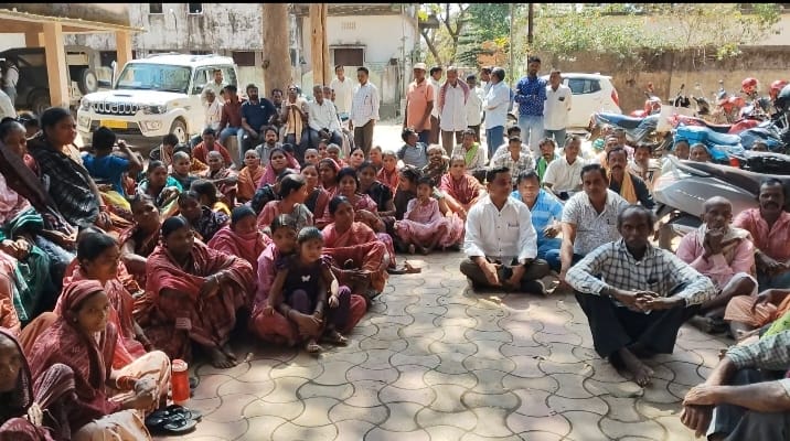 ଜିଲ୍ଲାପାଳଙ୍କୁ ଘେରିଲେ କମଗାଁବାସୀ