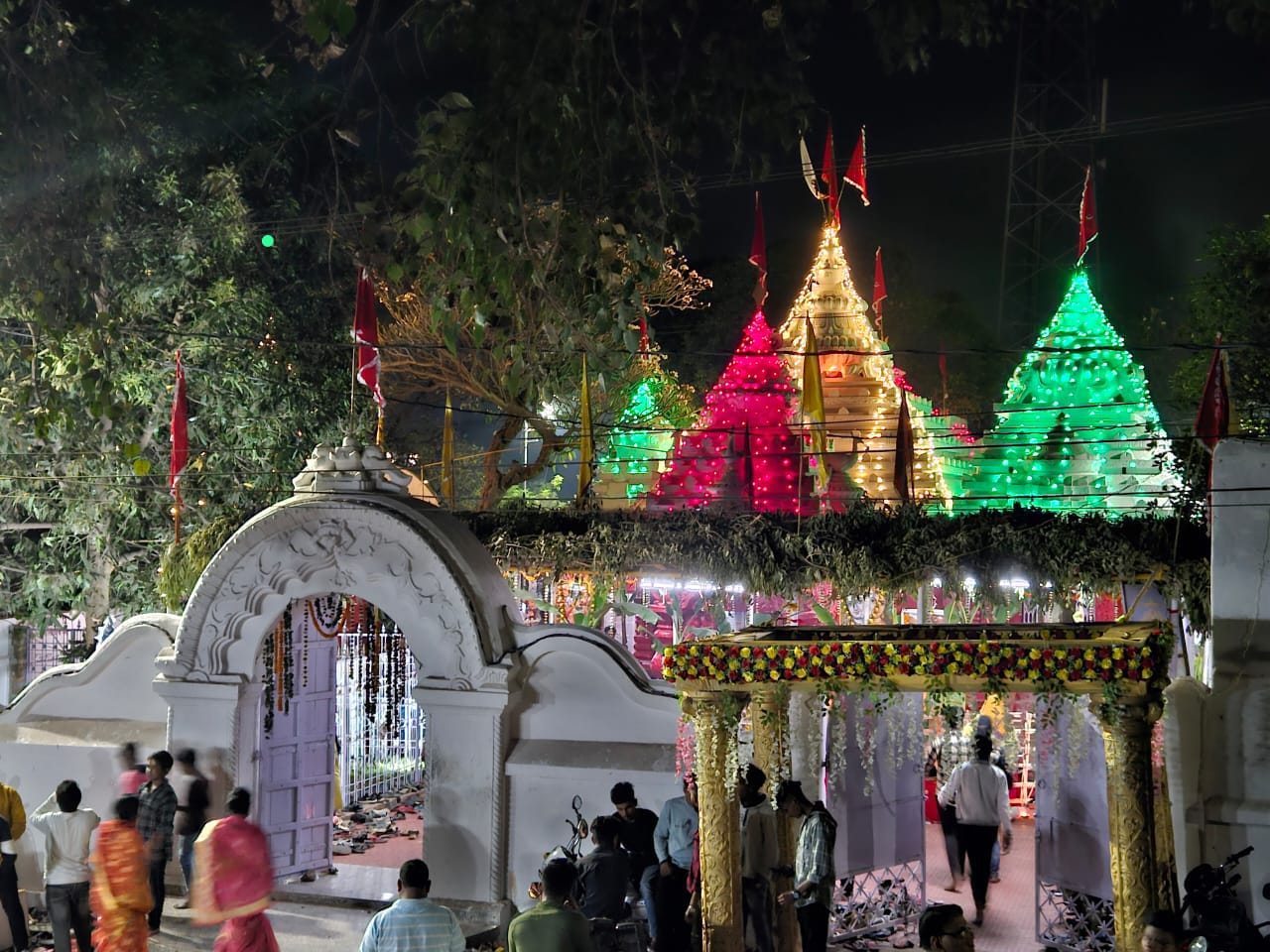ମହାଶିବରାତ୍ରୀ ପାଇଁ ବିଭିନ୍ନ ଶିବାଳୟରେ ଶ୍ରଦ୍ଧାଳୁଙ୍କ ଭିଡ ପରିବାରର ମଙ୍ଗଳ କାମନା କରି ଜାଗର ଉତ୍ସବ