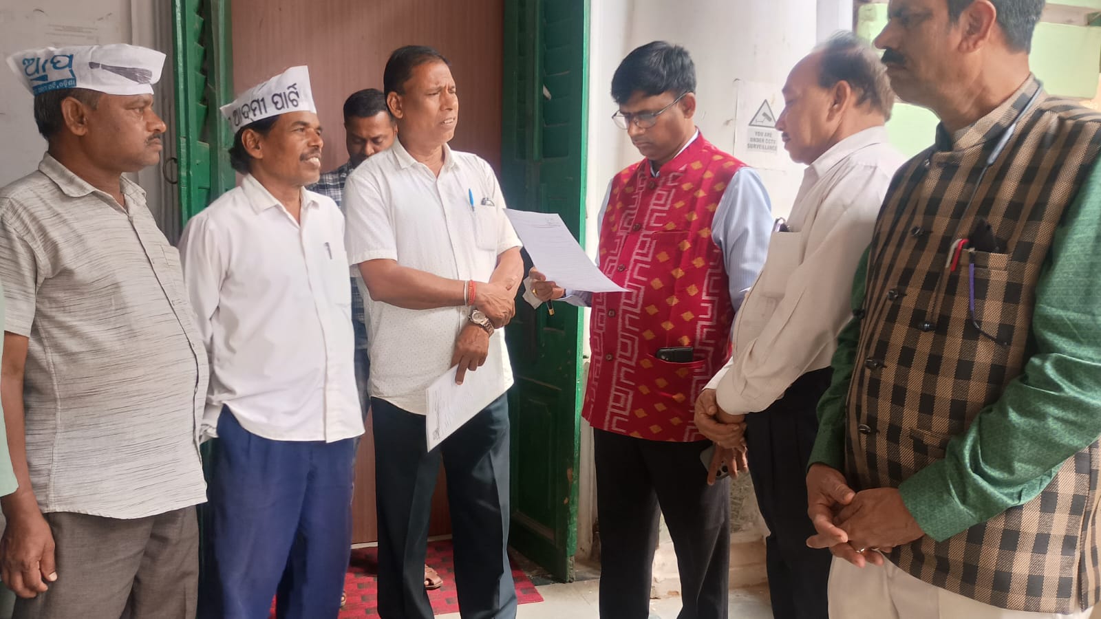 ପୌରାଞ୍ଚଳ ୱାର୍ଡ ନଂ୧୩ ର ରାସ୍ତା ଗୁଡିକର ଅବସ୍ଥା ଦୟନୀୟ, ଜିଲ୍ଲାପାଳଙ୍କୁ ଦାବିପତ୍ର, ପୋଲ ତିଆରି ହେବ, କିଏ କରିବ ଠିକାଦାରୀ ?