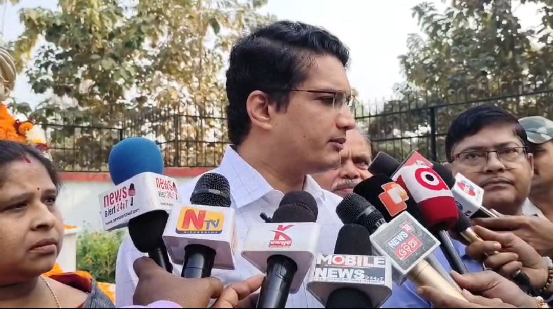 ରାଜ୍ୟସଭା ସାଂସଦ ଶ୍ରୀ ଦେବାଶିଷ ସାମନ୍ତରାୟଙ୍କୁ ନିମନ୍ତ୍ରଣ ତଥା ଫଳକ ରେ ନାମ ନ ଥିବା ଅଭିଯୋଗ ଉପରେ ଜିଲ୍ଲପାଳଙ୍କ ପତିକ୍ରିୟା