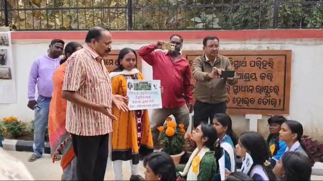 କଟକ ଜିଲ୍ଲାପାଳ ଏବଂ ମେୟରଙ୍କୁ ଘେରିଲେ ଶୈଳବାଳା କଲେଜର ଛାତ୍ରୀ