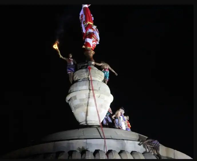 ଶ୍ରୀ ଲିଙ୍ଗରାଜ ମନ୍ଦିରରେ ନିର୍ଦ୍ଧାରିତ ସମୟ ପୂର୍ବରୁ ଉଠିଲା ମହାଦୀପ