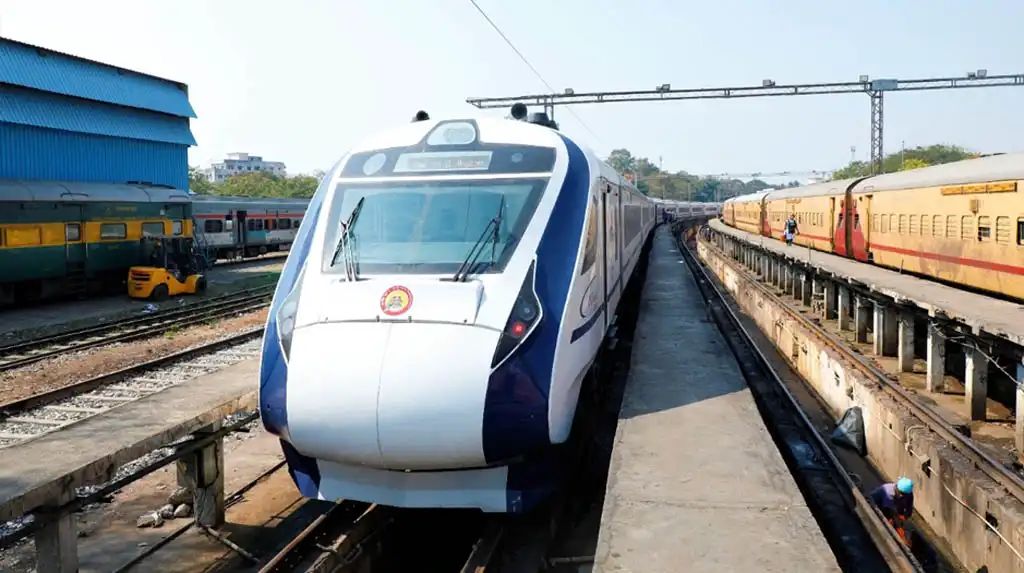 ବନ୍ଦେ ଭାରତ ଏକ୍ସପ୍ରେସ ଉପରକୁ ପଥର ମାଡ଼: ଯାତ୍ରା କରୁଥିଲେ ଆରଏସଏସ ମୁଖ୍ୟ ମୋହନ ଭାଗବତ