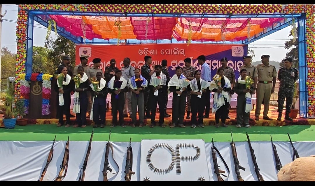 ମାଓମୁକ୍ତ ହେବ ସମଗ୍ର କନ୍ଧମାଳ ଜିଲ୍ଲା, ଅସ୍ତ୍ରଶସ୍ତ୍ର ତ୍ୟାଗ କରି ମୁଖ୍ୟ ସ୍ରୋତକୁ ଫେରିଲେ ୧୦ ମାଓବାଦୀ