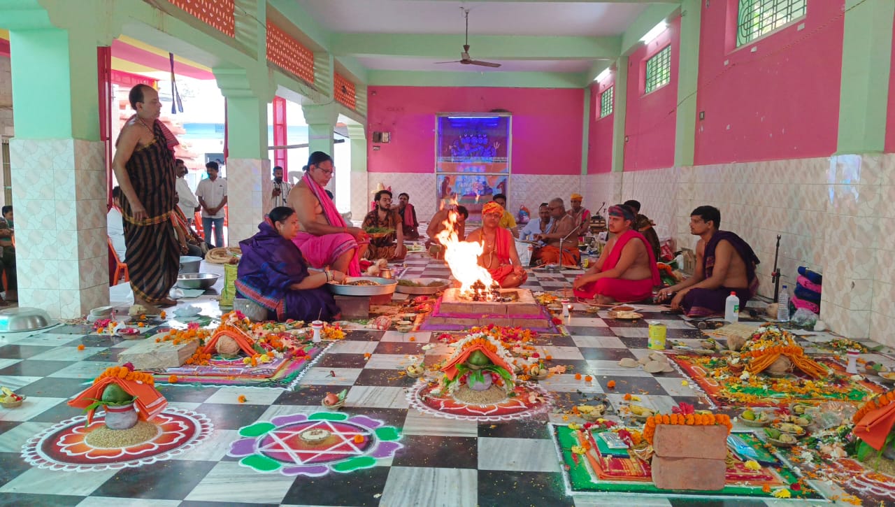 ବ୍ରହ୍ମପୁର ମହାନଗରର ବହୁ ପୂରାତନ ପ୍ରସିଦ୍ଧ ମନ୍ଦିର ବାବା ଶ୍ରୀ ଶ୍ରୀ ଶ୍ରୀ ନୀଳକଣ୍ଠେଶ୍ୱର ମହାଦେବଙ୍କ ଜୀର୍ଣ୍ଣଉଦ୍ଧାର ପ୍ରାସାଦ ବିସର୍ଜନ ସହିତ ନୂତନ ଭବ୍ୟ ପ୍ରାସାଦାର୍ଘ୍ୟ ମହା ସମାରୋହ ଆଧ୍ୟାତ୍ମିକ ପରିବେଶ ମଧ୍ୟରେ ଅନୁଷ୍ଠିତ
