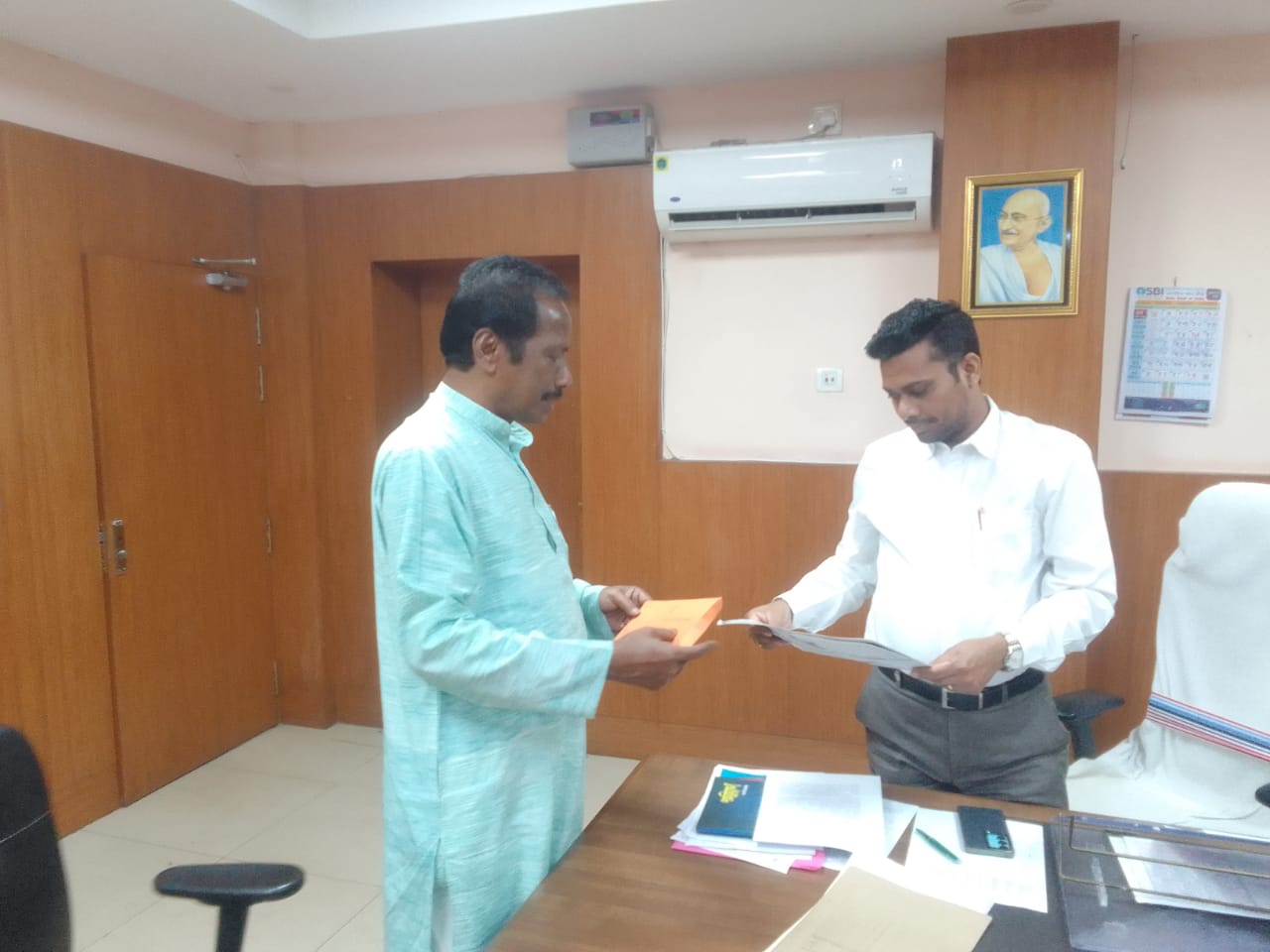 ବିଭିନ୍ନ ସମସ୍ୟା ସମ୍ପର୍କରେ ତାଳଚେର ନୂତନ ଉପଜିଲ୍ଲାାଳ ଙ୍କ ସହ ଆଲେଚନା କଲେ ପୂର୍ବତନ ସାଂସଦ ମହେଶ ସାହୁ