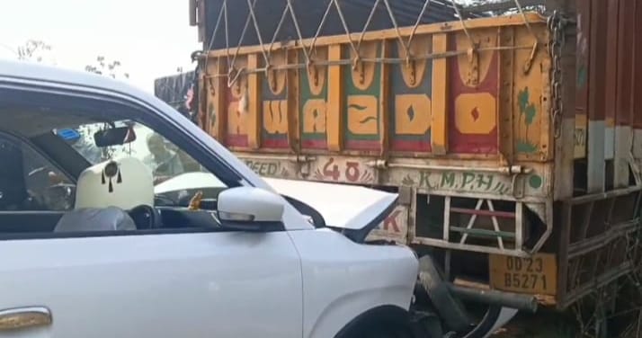 ଟ୍ରକକୁ ଧକ୍କା ଦେଲା କାର୍,ଦୁର୍ଘଟଣାରେ ଅବସରପ୍ରାପ୍ତ ଏସଡିଏମଓଙ୍କ ମୃତ୍ୟୁ