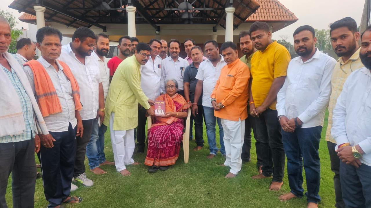 ଡ଼ା ଦେବେନ୍ଦ୍ର ପ୍ରଧାନ ଙ୍କ ସହଧମିଣୀ ଙ୍କୁ ଡାକ୍ତର ବାବୁ ପୁସ୍ତକ ପ୍ରଦାନ କଲେ ଏହାର ରଚୟିତା କାଳନ୍ଦି ସାମଲ