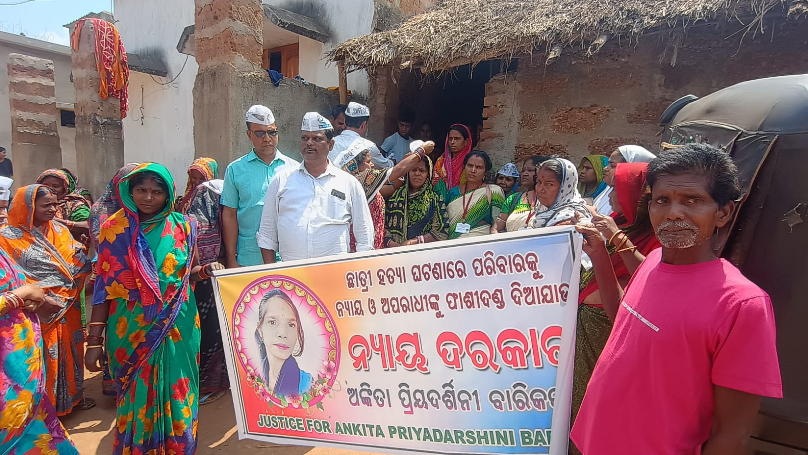 କାମାକ୍ଷାନଗର ଦୁଷ୍କର୍ମ ଓ ହତ୍ୟା ଘଟଣା ପରିବାରକୁ ଭେଟିଲା ଆପ୍, ଫାଷ୍ଟଟ୍ରାକ କୋର୍ଟରେ ଦୁଇ ମାସ ଭିତରେ ନ୍ୟାୟ ଦାବି କଲା ଆପ୍