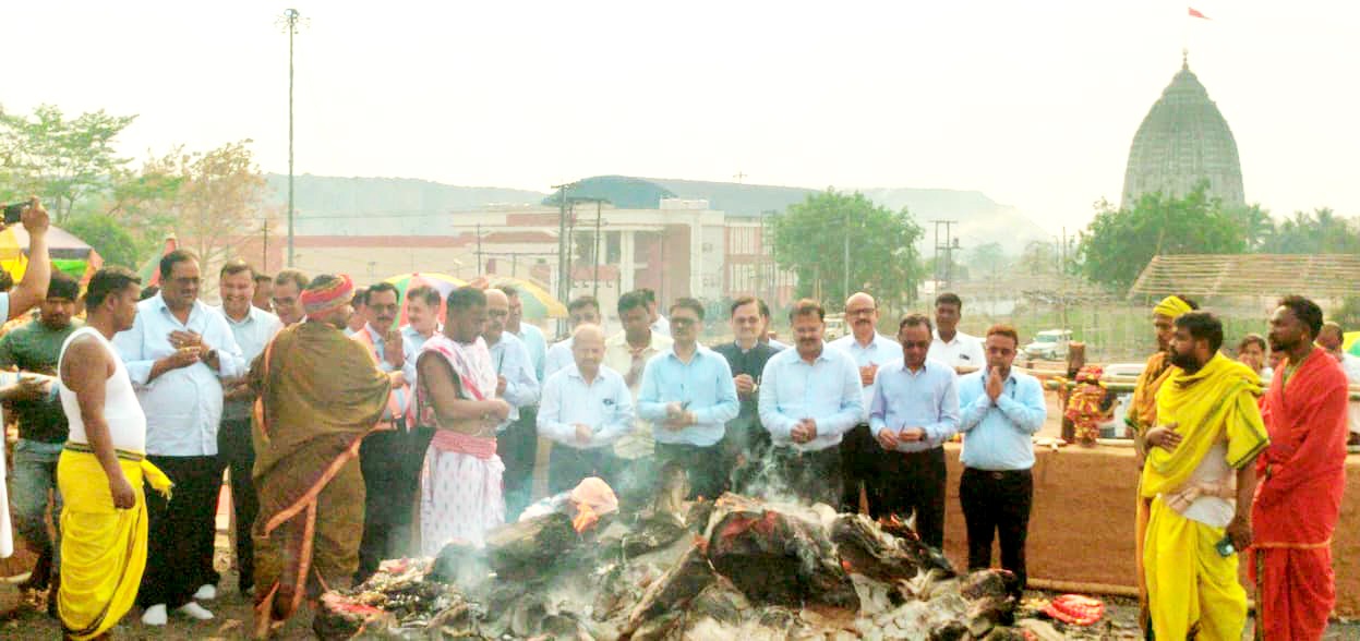 ମା’ ହିଙ୍ଗୁଳାଙ୍କୁ ଦର୍ଶନ କଲେ କୋଲ ଇଣ୍ଡିଆ ଅଧ୍ୟକ୍ଷ