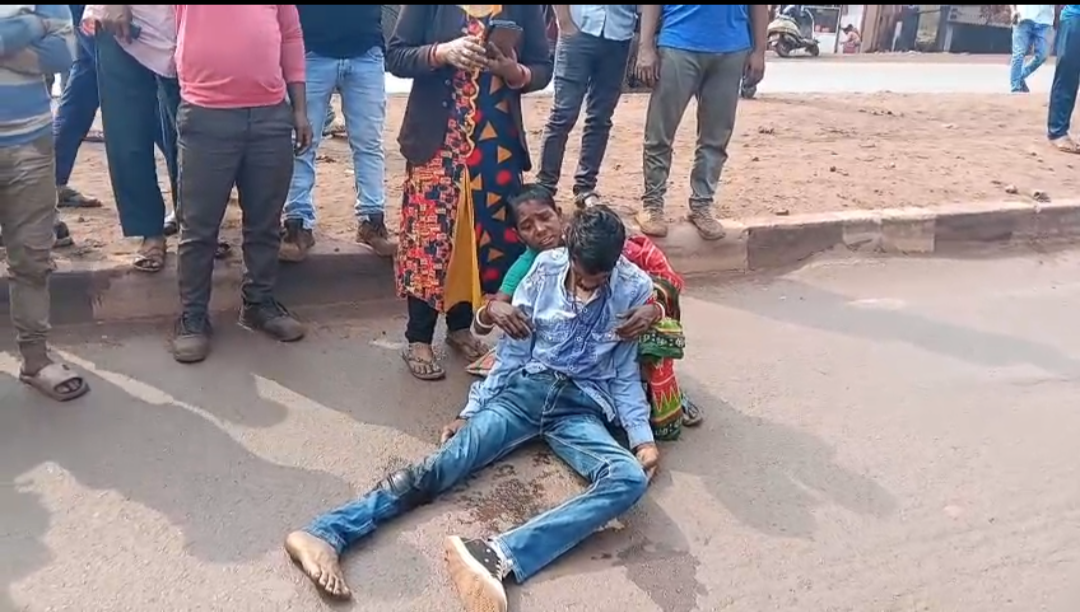 ଦ୍ରୁତଗତିରେ ଓ ବେପରୁଆ ଢ଼ଙ୍ଗରେ ଗାଡ଼ି ଚାଳନାରୁ ଦୁର୍ଘଟଣା।ସ୍ତ୍ରୀ ସାମ୍ନାରେ ସ୍ୱାମୀଙ୍କୁ ଧକ୍କା ଦେଲା ବାଇକ ସ୍ୱାମୀ ଗୁରୁତର