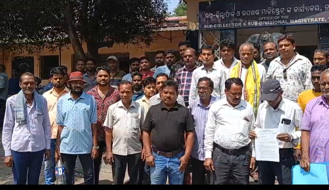 ୧୦ଦଫା ଦାବି ନେଇ ଉପଜିଲ୍ଲାପାଳ ଙ୍କ ଦ୍ୱାରସ୍ଥ ହେଲେ ଡେରା ଗ୍ରାମବାସି