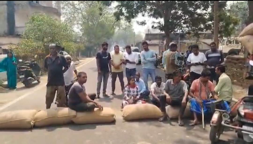ରାଜରାସ୍ତାରେ ଚାଷୀ, ଧାନ କିଣାରେ ଅବ୍ୟବସ୍ଥାକୁ ନେଇ ରାସ୍ତାରେ ଧାନବସ୍ତା ରଖି ରାସ୍ତା ଅବରୋଧ