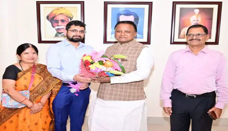 ସିଭିଲ ସର୍ଭିସ ପରୀକ୍ଷାରେ ୧୦୦ ତମ ସ୍ଥାନ ହାସଲ କରିଥିବା ସାତ୍ତ୍ୱିକ ସତ୍ୟକାମଙ୍କୁ ସମ୍ବର୍ଦ୍ଧିତ କଲେ ମୁଖ୍ୟମନ୍ତ୍ରୀ