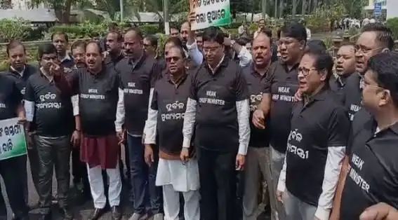 ଥମୁନି ଏସସିବି ତାତି : ବିଧାନସଭାକୁ କଳା ଟି ସାର୍ଟ ପିନ୍ଧିକି ଆସିଲେ ବିରୋଧୀ