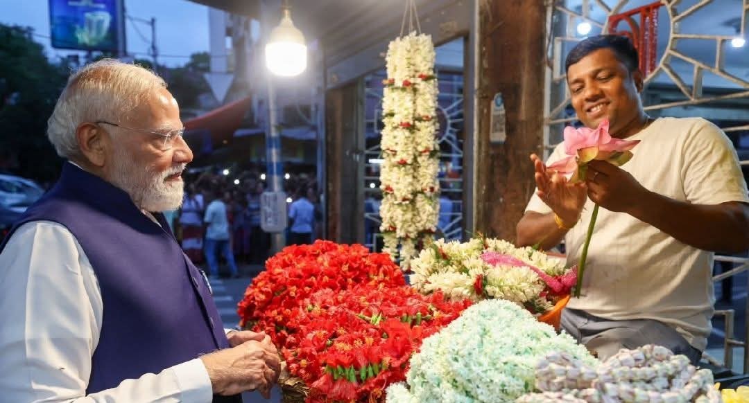 ପଶ୍ଚିମବଙ୍ଗ ନିର୍ବାଚନୀ ପ୍ରଚାର ବେଳେ ମା’ କାଳୀଙ୍କ ପୂଜା ପାଇଁ ପଦ୍ମ ଫୁଲ କିଣିଲେ ପ୍ରଧାନମନ୍ତ୍ରୀ ମୋଦୀ