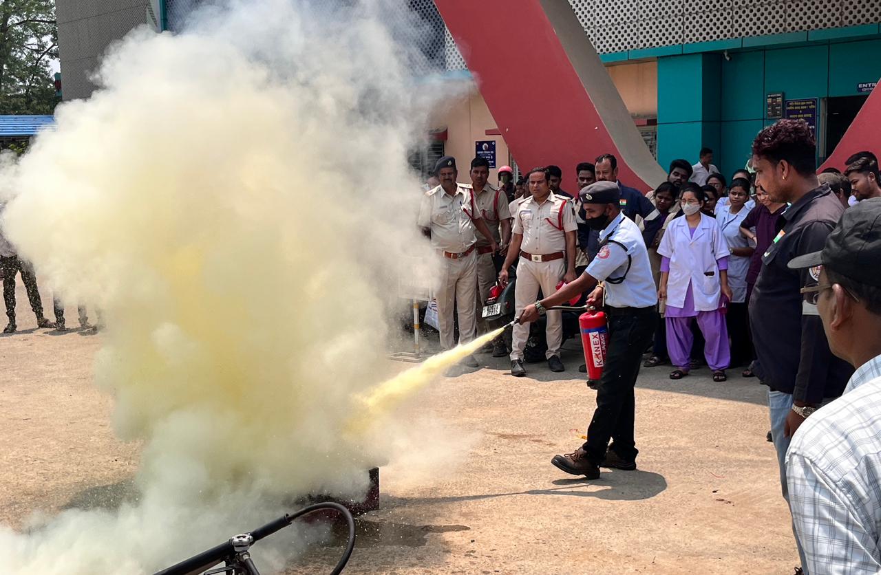 ଜିଲ୍ଲା ମୁଖ୍ୟ ଚିକିତ୍ସାଳୟରେ ଅଗ୍ନି ନିରାପତ୍ତା ସମ୍ବନ୍ଧୀୟ ପ୍ରାକ୍ ପ୍ରସ୍ତୁତି ଅଭ୍ୟାସ