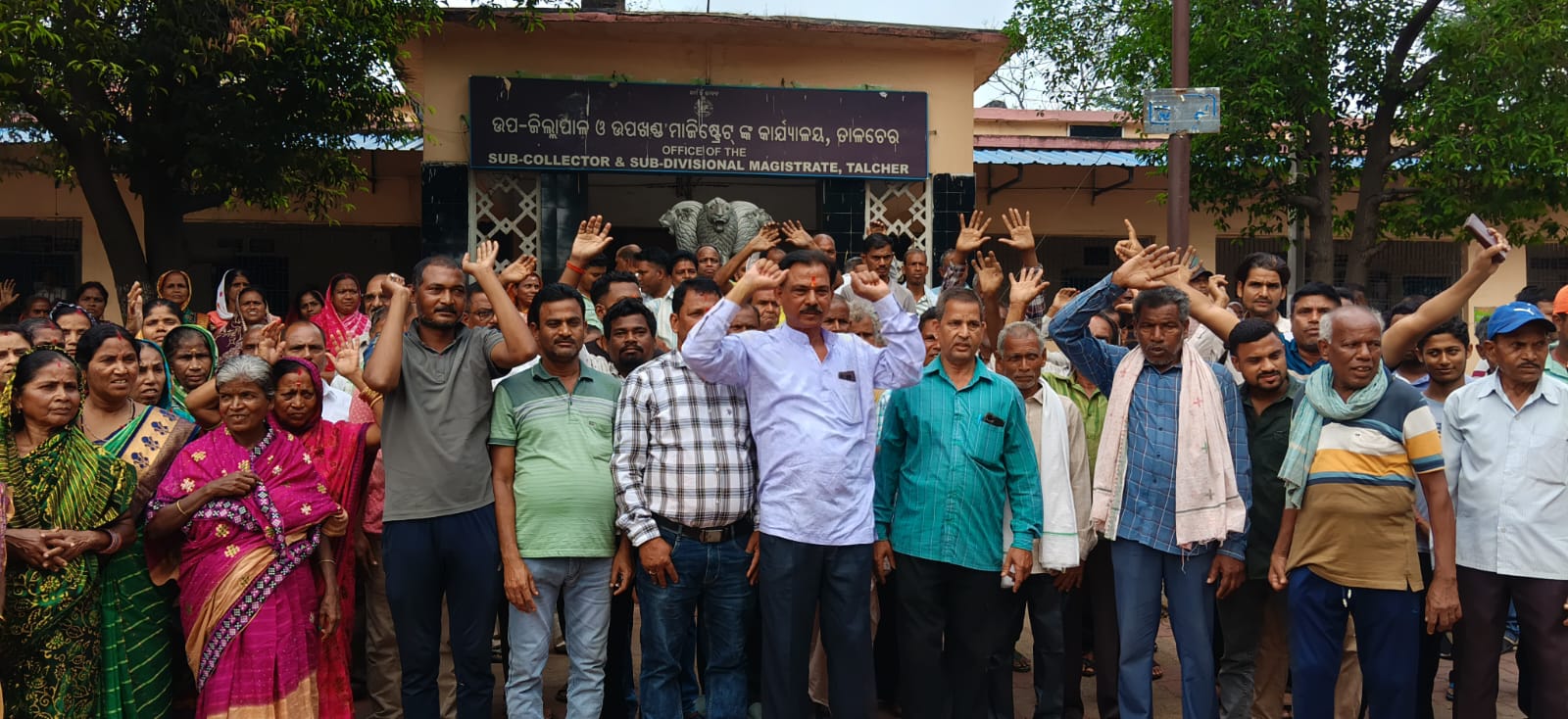 ପ୍ରାଇଭେଟ୍ କମ୍ପାନୀ କୁ ବିରୋଧ କରି ଉପ ଜିଲ୍ଲାପାଳ ଙ୍କୁ ଭେଟିଲେ ଧରମପୁର ପଞ୍ଚାୟତବାସୀ