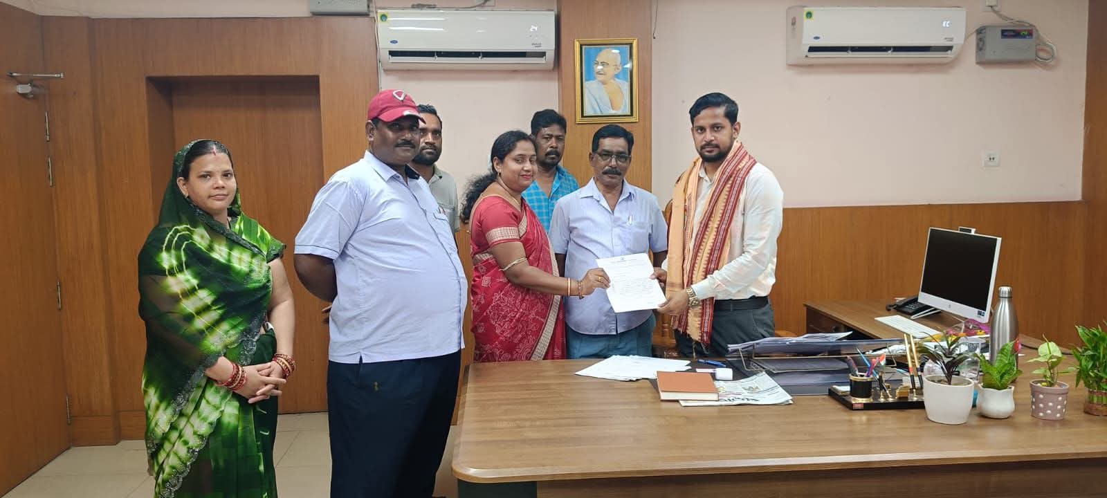 ଜଳସଙ୍କଟକୁ ନେଇ ଉପଜିଲ୍ଳାପାଳଙ୍କୁ ଦାବିପତ୍ର