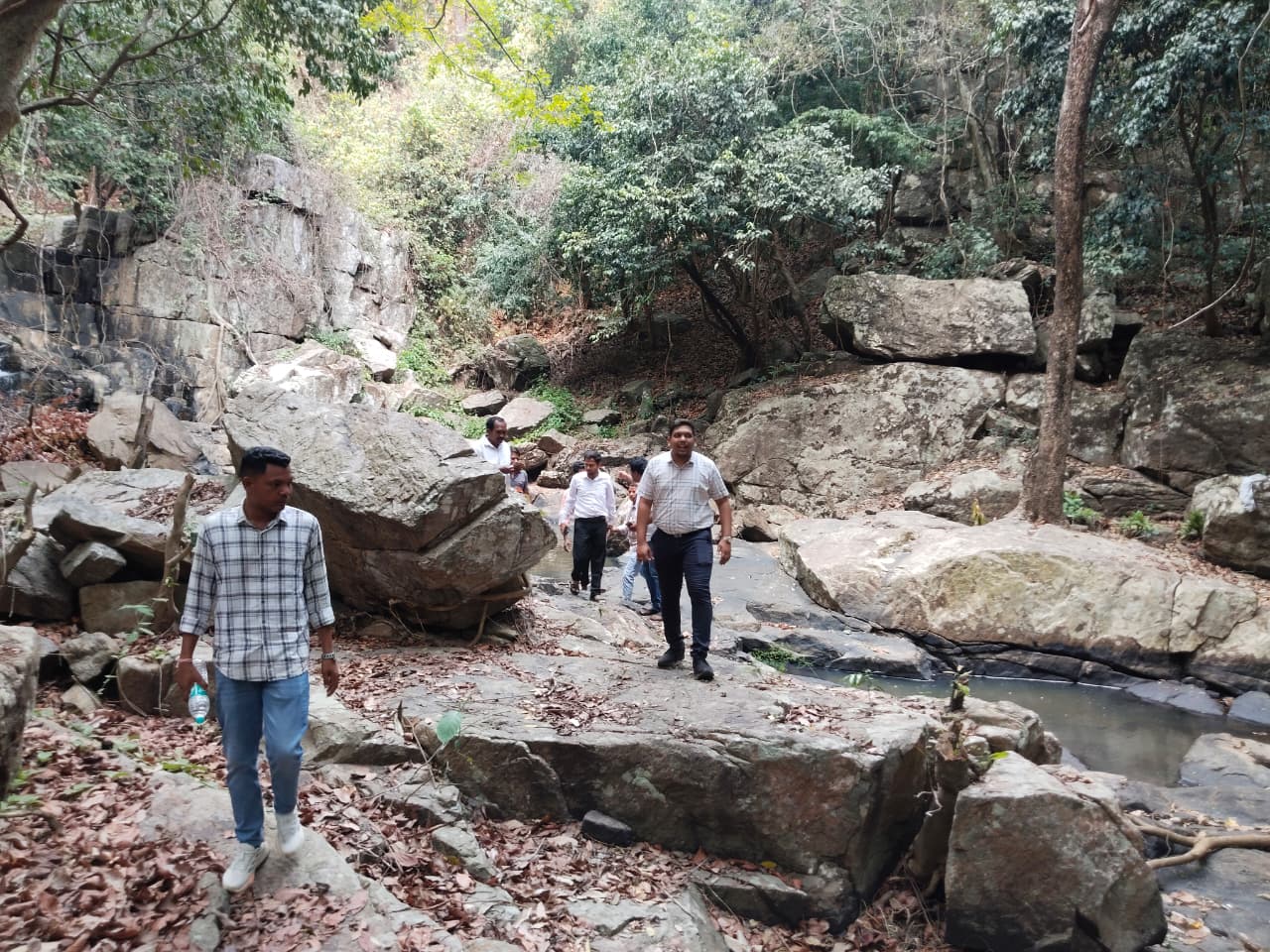 ଦାରିଙ୍ଗବାଡ଼ି ବ୍ଲକ ର ଦୁର୍ଗମ ଅଞ୍ଚଳରେ ବିଭିନ୍ନ ପ୍ରକଳ୍ପର ତଦାରଖ କଲେ କନ୍ଧମାଳ ଜିଲ୍ଲାପାଳ