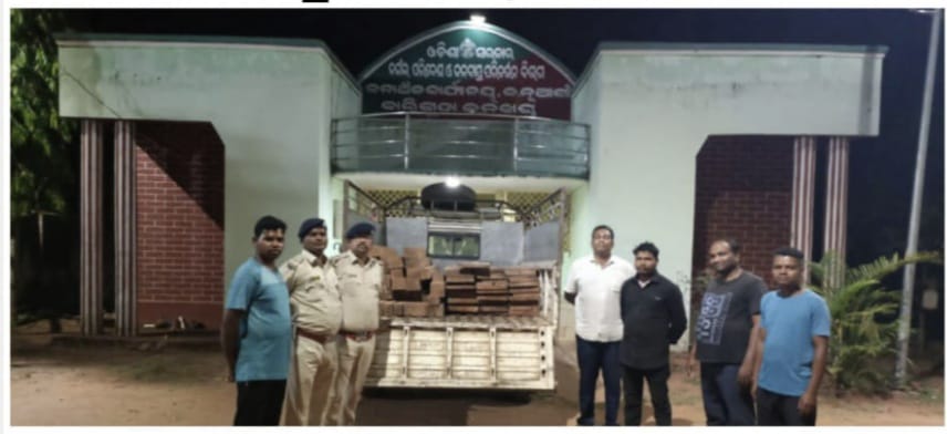 ପୋଲିସ ପାଟ୍ରୋଲିଂ ବେଳେ କାଠ ପଟା ବୋଝେଇ ମିନି ଟ୍ରକ ଜବତ : ୩ ଜଣ ଗିରଫ