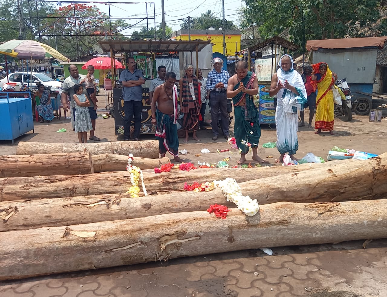 ରଥଖଳାରେ ପୂଜାଅର୍ଚ୍ଚନା କରାଯାଇ ୧୧:୧୬ ସମୟରେ ଆଜ୍ଞାମାଳ ରଥ କାଠରେ ଲାଗିକରାଗଲା