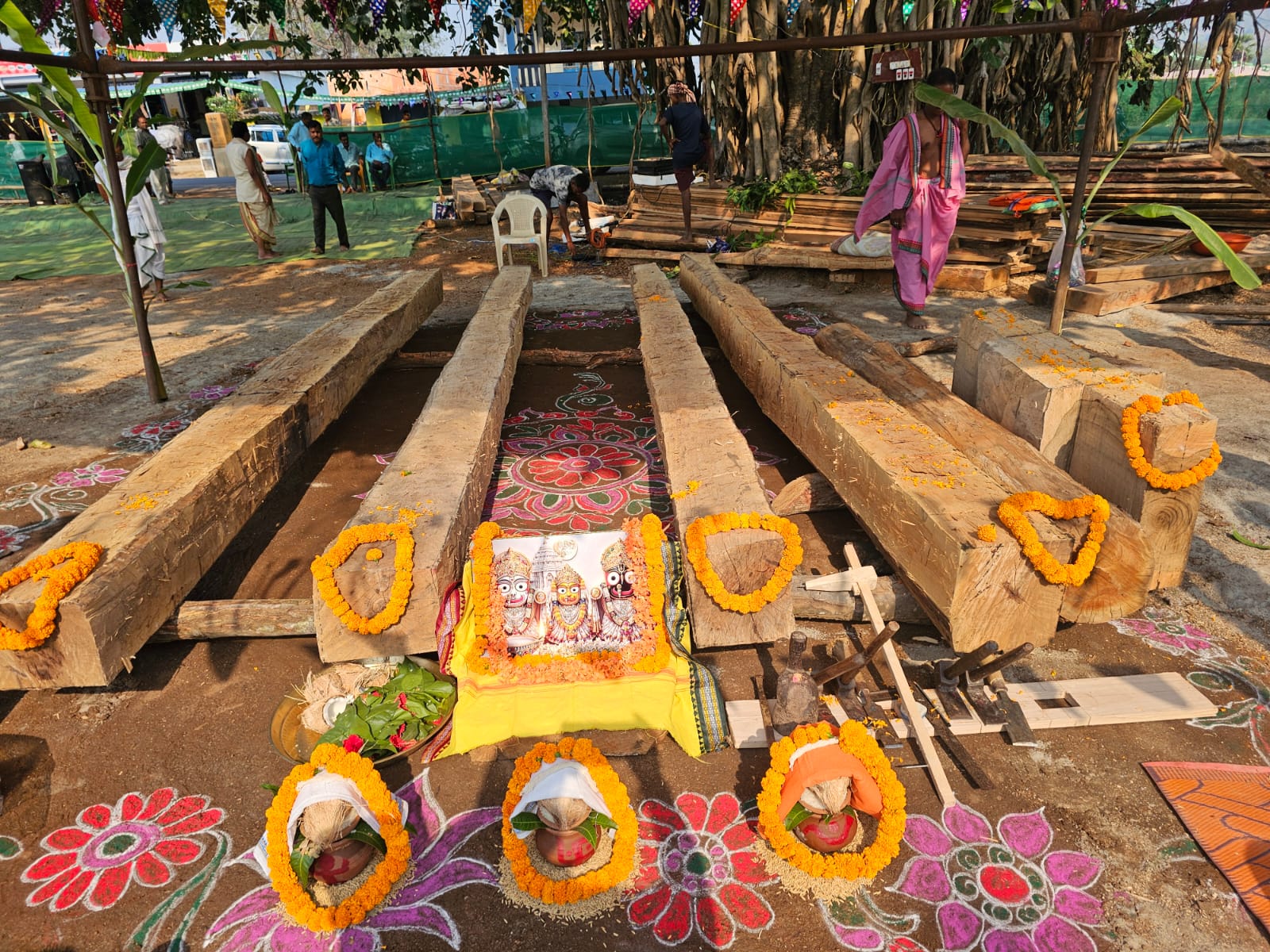 ଅକ୍ଷୟ ତୃତୀୟା ଅବସରରେ କଳାହାଣ୍ଡି ଜିଲ୍ଲା ଲାଞ୍ଜିଗଡ ବ୍ଲକ ବିଶ୍ଵନାଥପୁର ଠାରେ ମହାପ୍ରଭୁ ଜଗନ୍ନାଥଙ୍କ ଘୋଷ ଯାତ୍ରା ଉପଲକ୍ଷେ ରଥ କାଠ ଅନୁକୂଳର ଅୟମାରମ୍ଭ