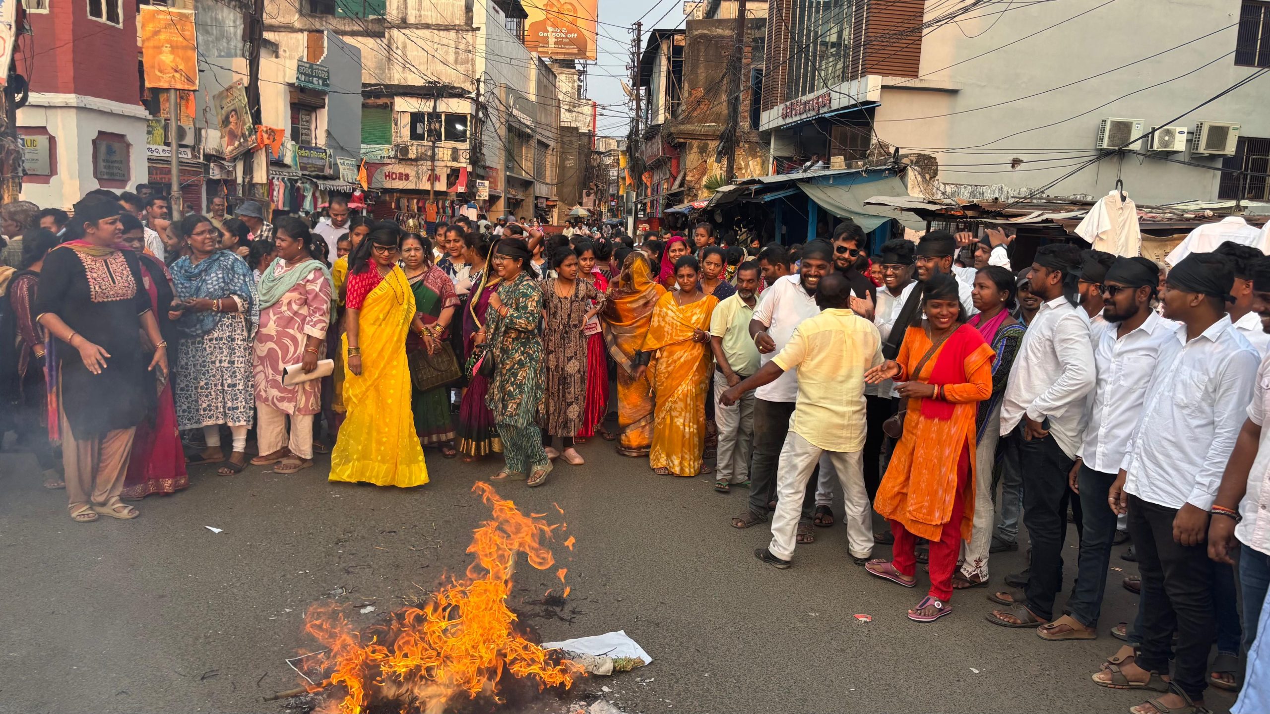 ଭାରତୀୟ ଜନତା ଯୁବମୋର୍ଚ୍ଚା ଗଞ୍ଜାମ ଜିଲ୍ଲା ପକ୍ଷରୁ “ବିକ୍ଷୋଭ ପଦର୍ଶନ” କରାଯିବା ସହ ବିରୋଧୀ ଦଳ ନେତା ନବୀନ ପଟ୍ଟନାୟକ ଏବଂ  କଂଗ୍ରେସର ଯୁବରାଜ ରାହୁଲ ଗାନ୍ଧୀଙ୍କ କୁଶପୁତ୍ତଳିକା ଦାହ