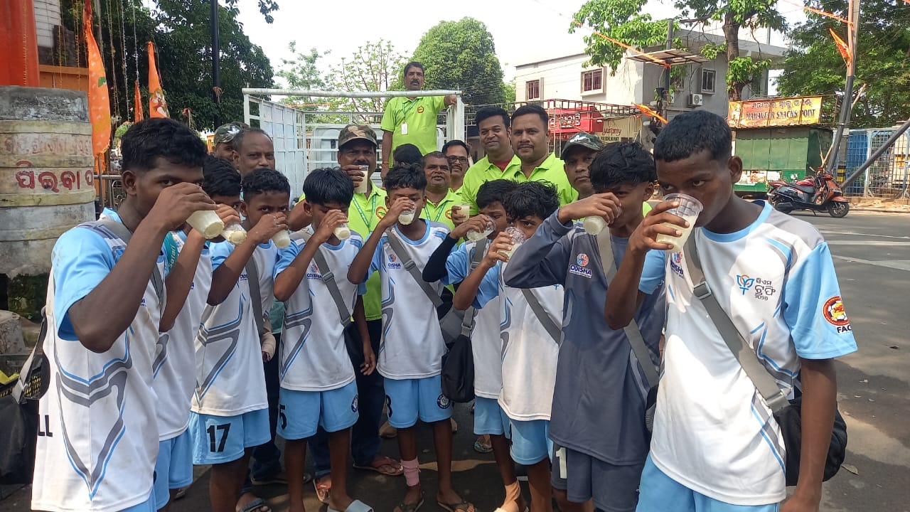 ଢେଙ୍କାନାଳ ଜିଲ୍ଲା ବନ୍ଧୁକ ଧାରୀ କଲ୍ୟାଣ ସଙ୍ଘ ପକ୍ଷରୁ ଦହି ସର୍ବତ ବଣ୍ଟନ