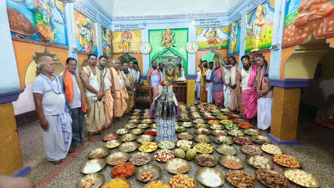 ଶ୍ରୀ ଶ୍ରୀ ଦଧିବାମନ ମହାପ୍ରଭୁ ଙ୍କୁ ଲାଗି ହେଲା ୧୦୮ ବାଳନୈବେଦ୍ୟ