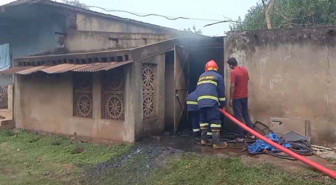 ଇନ୍ଦୁ ମୋଟର୍ସର ଗୋଦାମ ଘରେ ଅଗ୍ନିକାଣ୍ଡ, ନିଆଁକୁ ଆୟତ୍ତ କରିଲେ ଅଗ୍ନିଶମ ବିଭାଗ