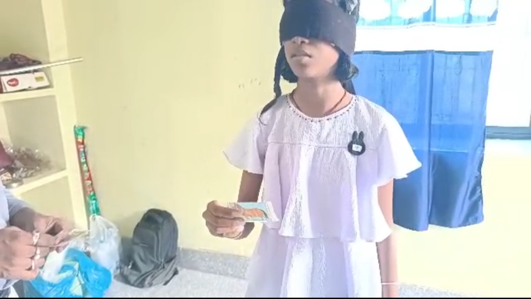 ଆଖିରେ କଳାପଟି ବାନ୍ଧି ସବୁ କାର୍ଯ୍ୟ କରିପାରୁଛନ୍ତି ବିସ୍ମୟ ବାଳିକା