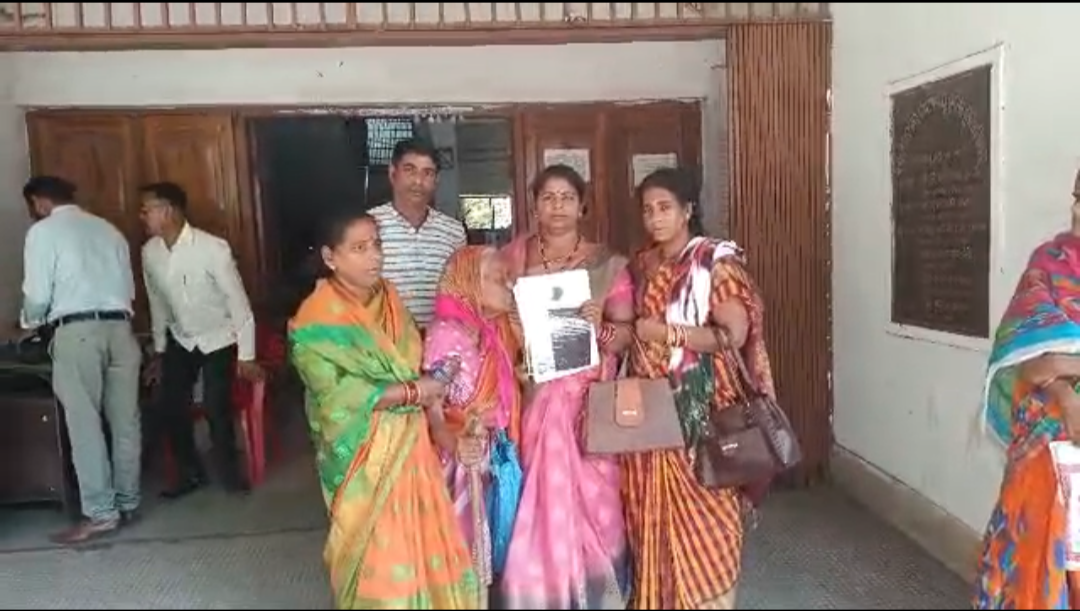 ଜିବୀତ ଲୋକକୁ ମୃତ କହି ପଟାରୁ ନାମ କାଟି କୋଟି କୋଟି ଟଙ୍କାରେ ବିକ୍ରି କରିଦେଲେ ଜମିବାଡ଼ି